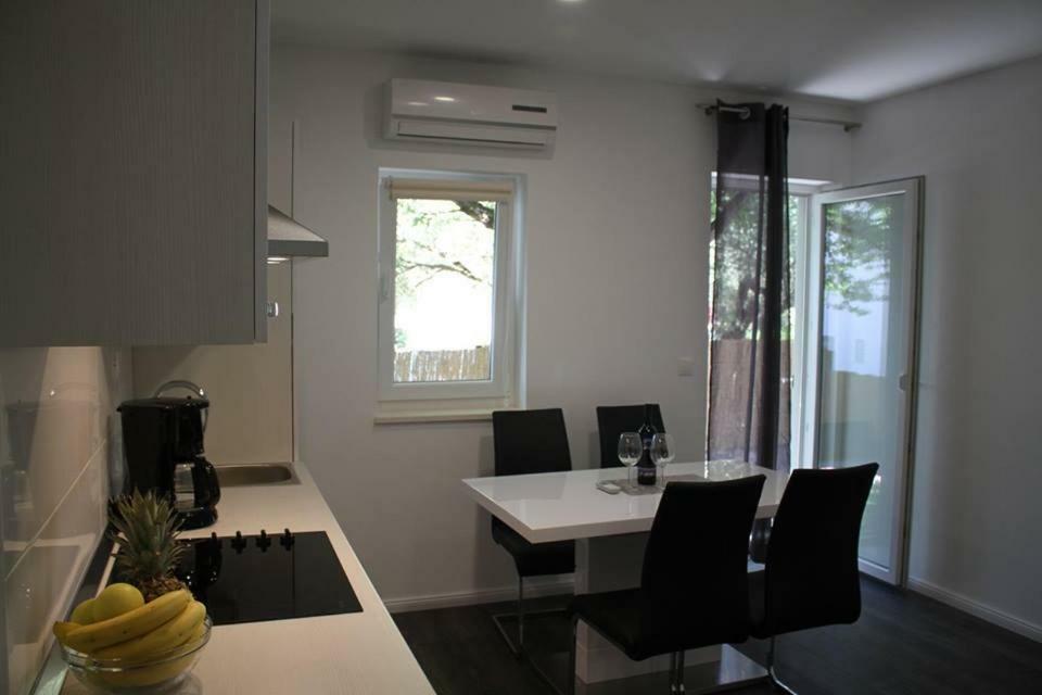 Apartment Apartments Holiday Baska Voda